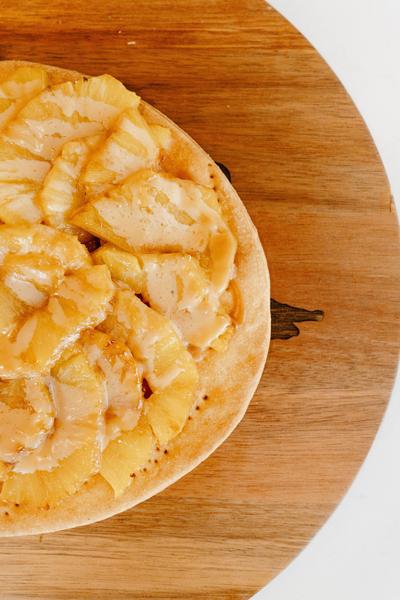 une tarte aux fruits vue de dessus.