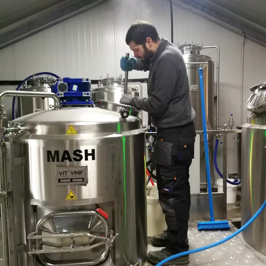 Les Pieds dans le Local® ! Visite d'une exploitation apicole : Microbrasserie La Virgule