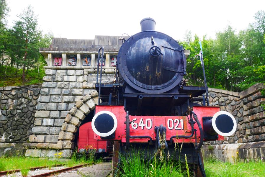 Entrée monumentale du tunnel ferroviaire à Modane