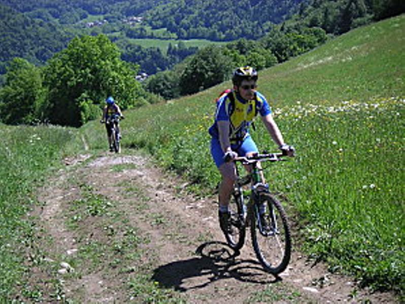 Montée en vélo à Sommand par le village de Messy