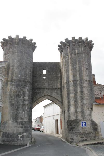 La porte de ville dite « Porte Saint-Pierre »