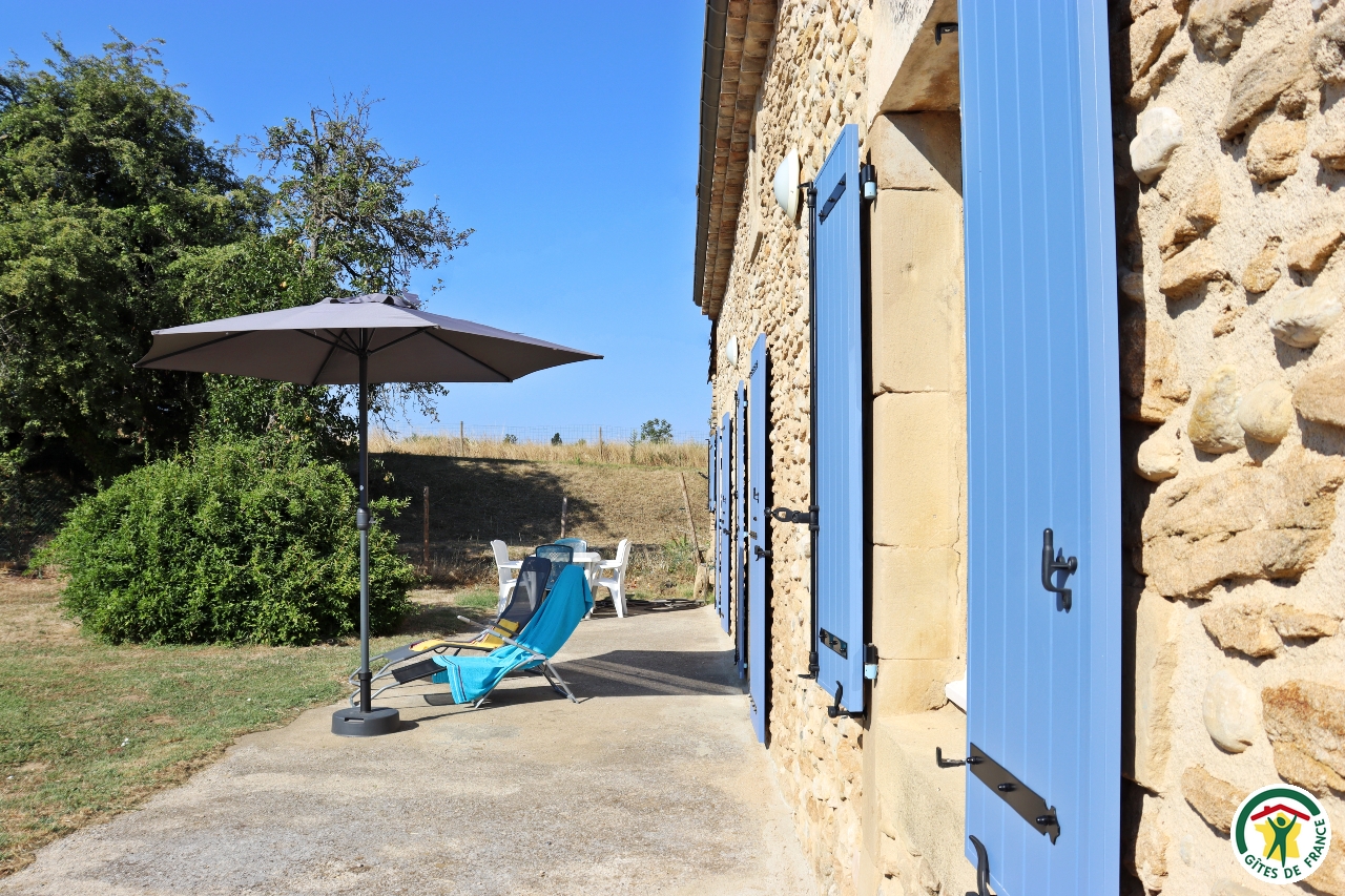 Espace détente et coin repas devant la maison