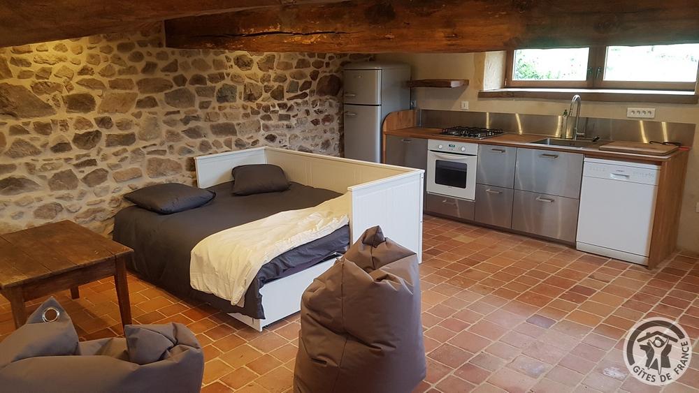 Grand Gîte \'Au Foin Tendre\' à Amplepuis (Rhône - Beaujolais Vert - proximité Lac des Sapins) : pièce à vivre au niveau inférieur, cuisine d\'été avec fenêtre.