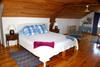 Une grande chambre au parquet de bois clair avec un grand lit de 180 cms pour un confort maximum à Maison Cognet Ⓒ Gîtes de France