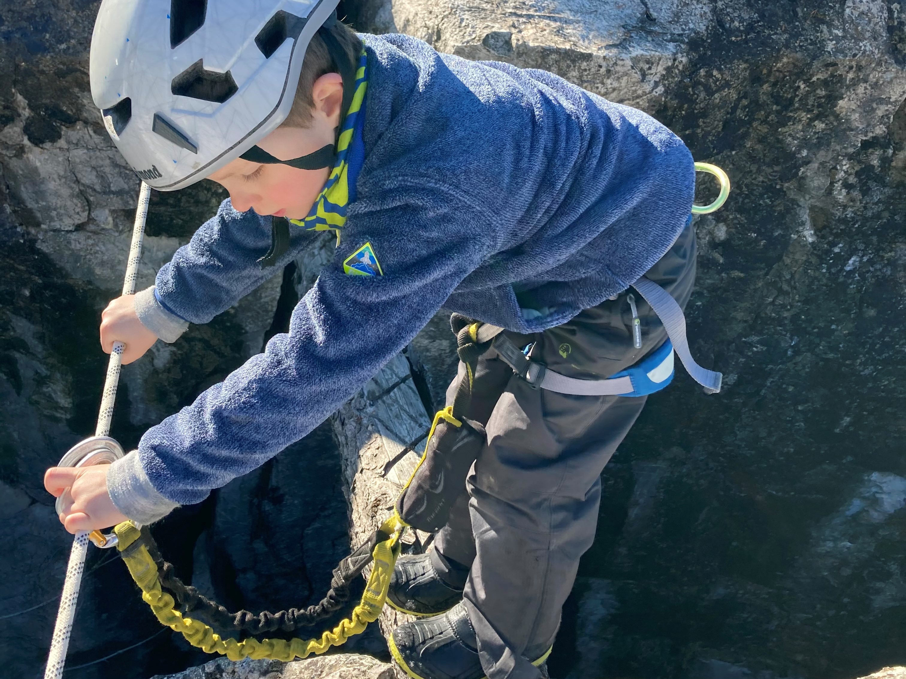 Un enfant s'initie à la via ferrata