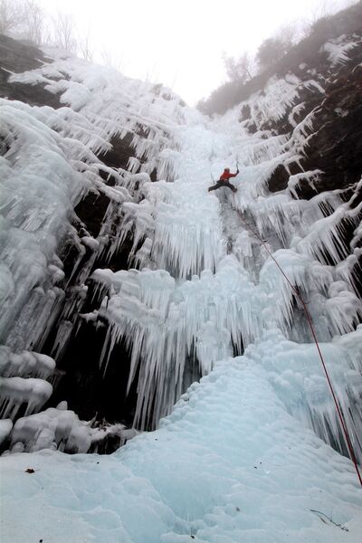 Cascade_de_glace_depuis_le_Pont_Baudin