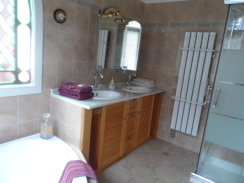 La salle de bain avec douche, baignoire , Wc, Bidet, double vasques