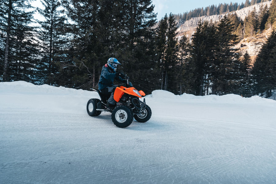 Loodsen van quad op ijs