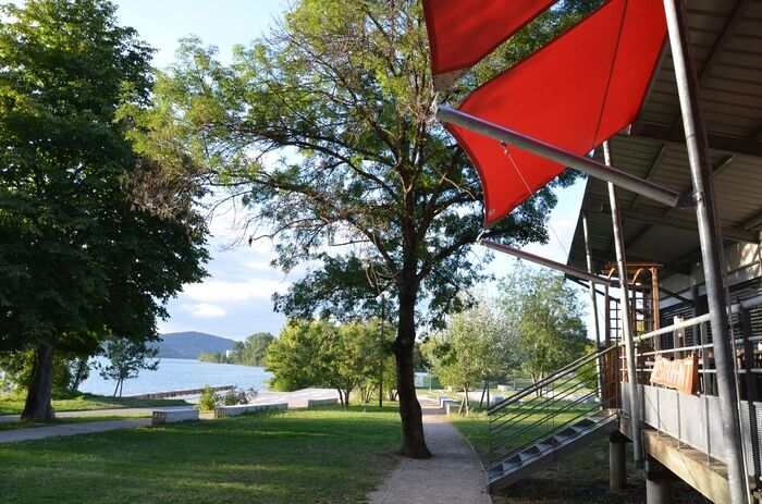 Terrasse au bord du Rhône