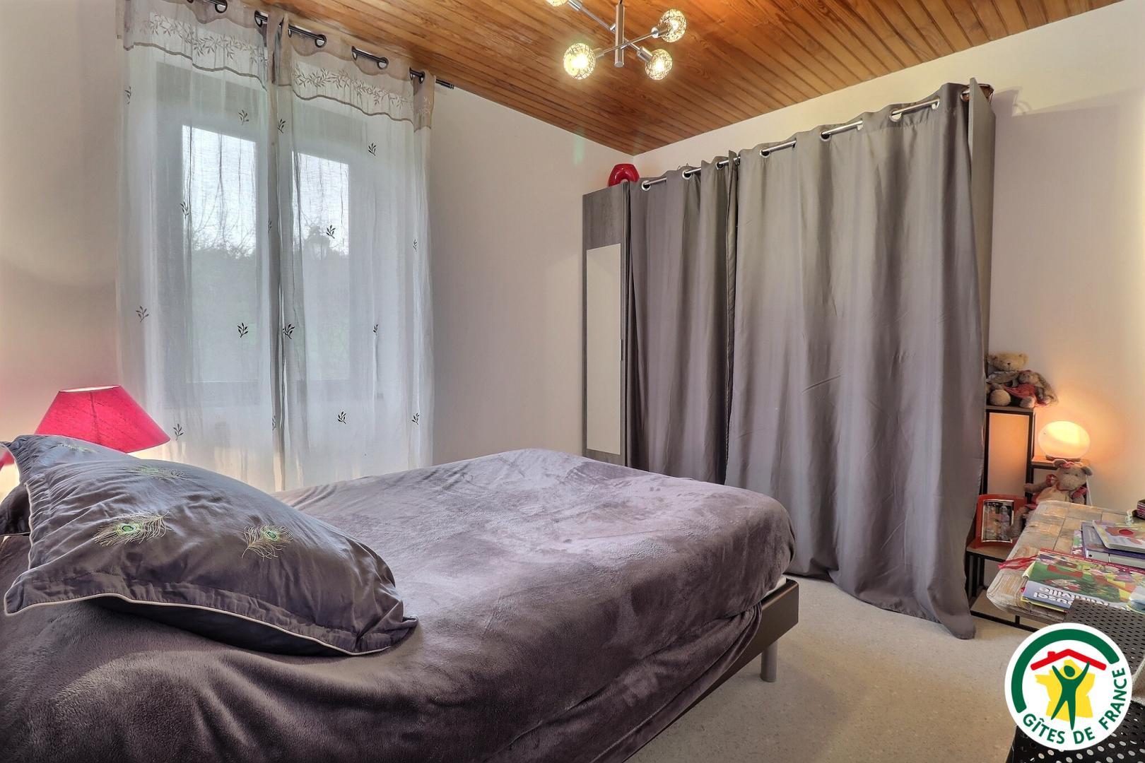 Chambre 2 avec un lit double (1x140x190), penderie. Accès buanderie avec sèche-linge