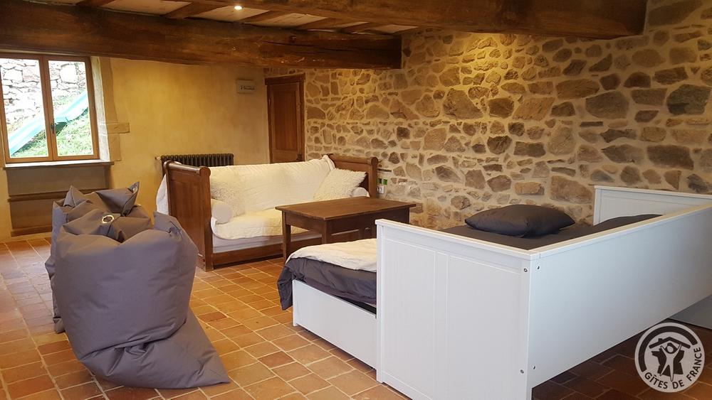 Grand Gîte \'Au Foin Tendre\' à Amplepuis (Rhône - Beaujolais Vert - proximité Lac des Sapins) : pièce à vivre avec espace salon au niveau inférieur.
