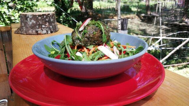 salade de crudité avec une caillette