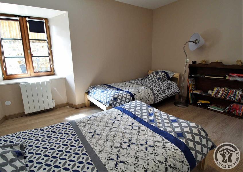 \'Gîte de Basse Comté\' (avec piscine chauffée) à Cublize (Rhône - Beaujolais Vert - Lac des Sapins) : chambre avec 2 lit de 1 personne (donnant accès à la chambre avec le lit en 160cm).