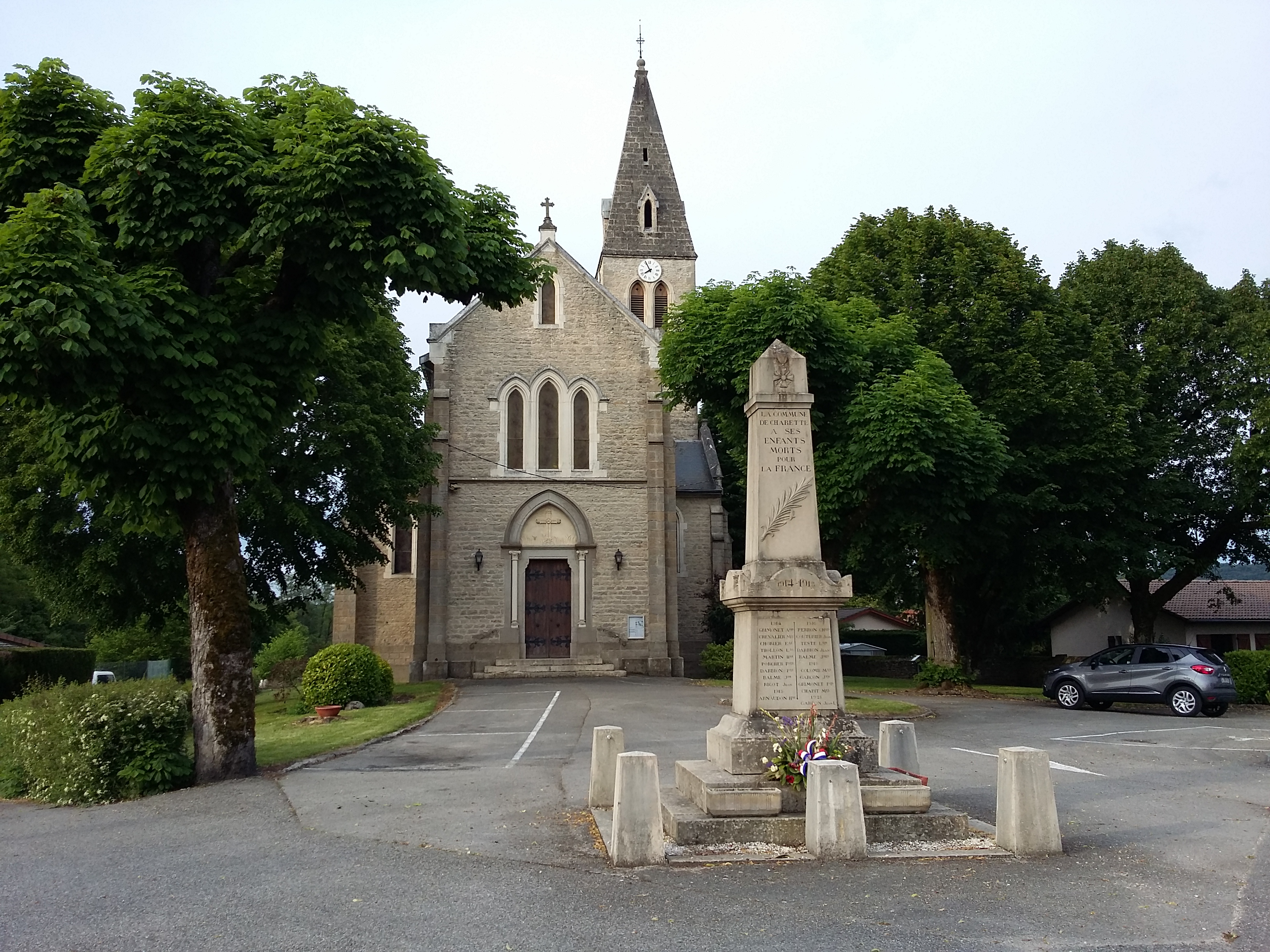 église et monuments aux morts de Charette - Balcons du Dauphiné - Nord-Isère - à moins d'une heure de Lyon