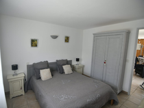 Chambre à coucher lumineuse avec lit double, fenêtre et rideaux