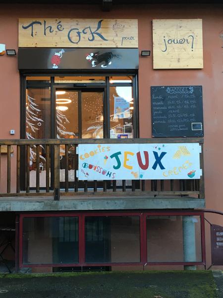 Fête d'anniversaire de Thé OK pour jouer?