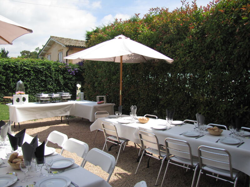 Déjeuner dans le jardin du Relais