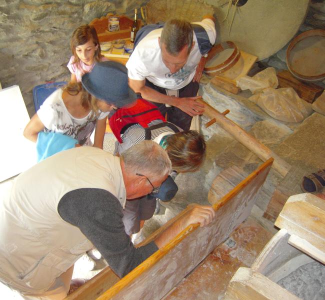 Production de farine aux Moulins de Pralognan à Saint André