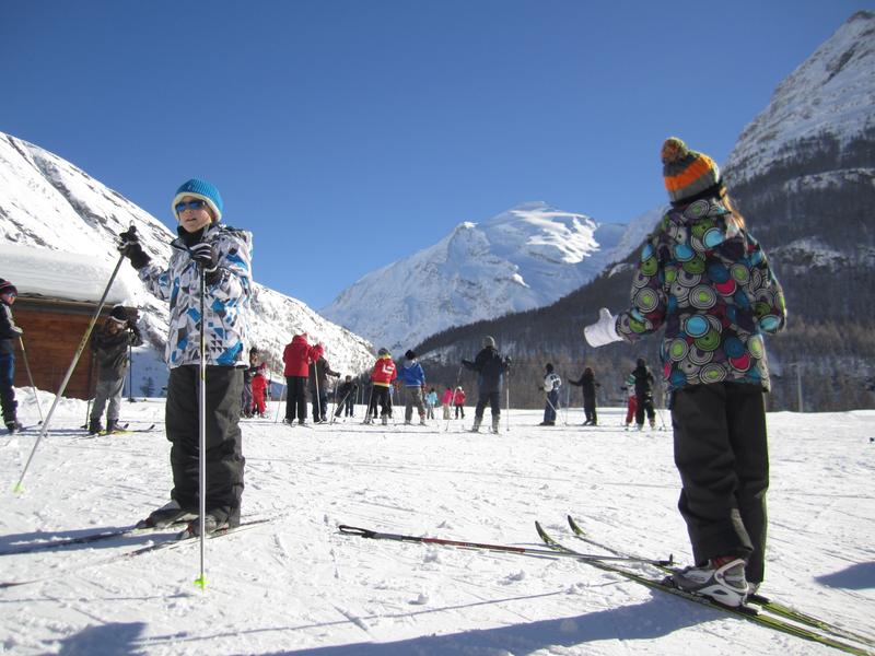 Skieurs de fond devant le centre