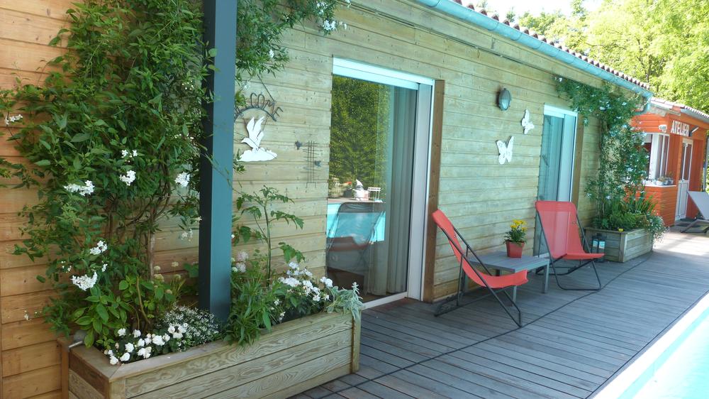 Une des façades en bois de la maison, donnant sur la piscine.