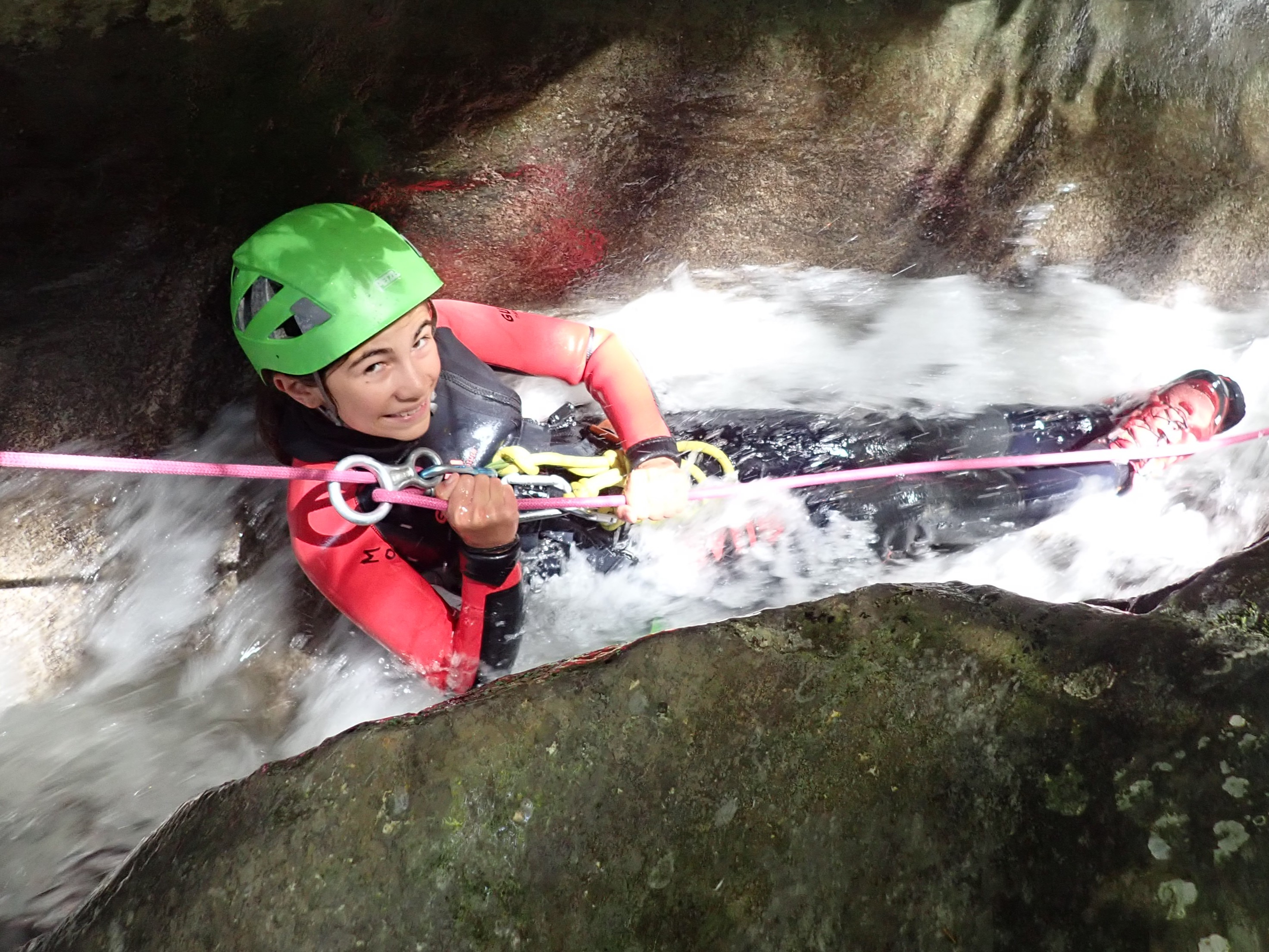 Anouk dans la première belle cascade du canyon des moules marinières à Saint-Andéol