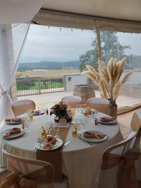 Diner sous chapiteau avec vue