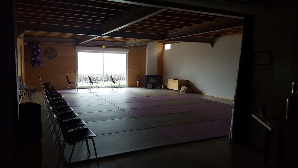 Salle équipée de tapis sur 80 m²