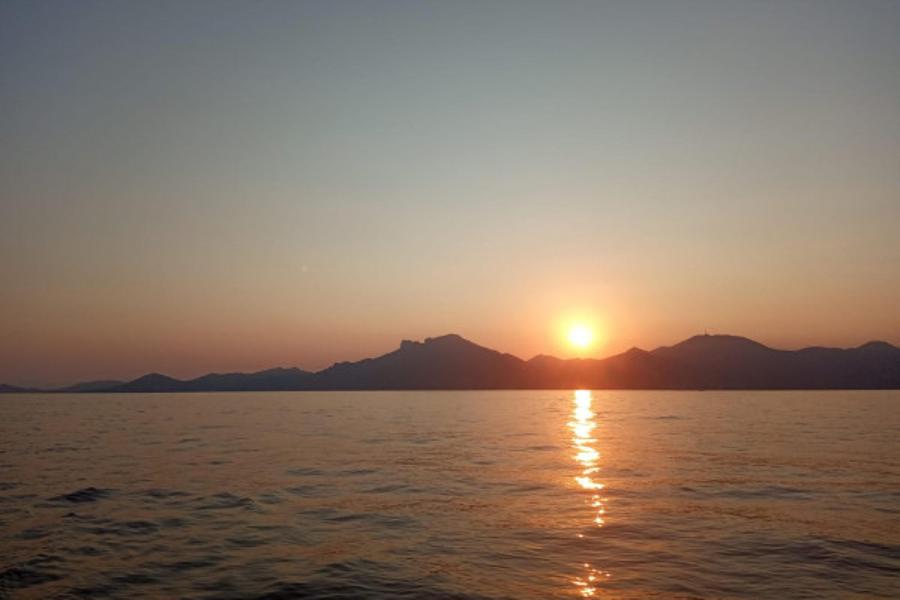 Soirée coucher de soleil en catamaran départ Cogolin