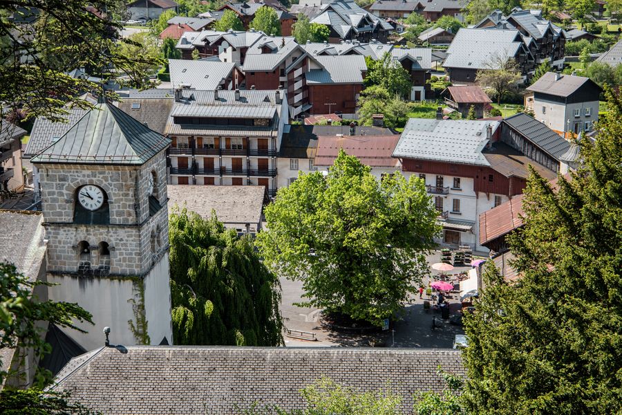 Vue Place du gros tilleul depuis le jardin de samoens