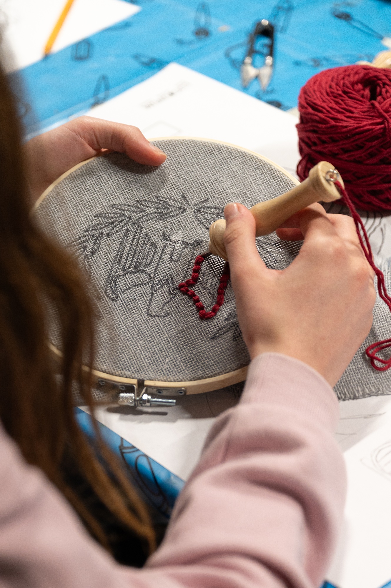 Atelier famille : punch needle_Saint-Romain-en-Gal