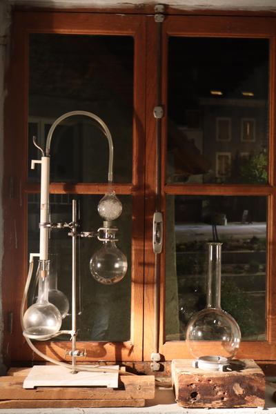 L’alambic qui s’illumine au crépuscule