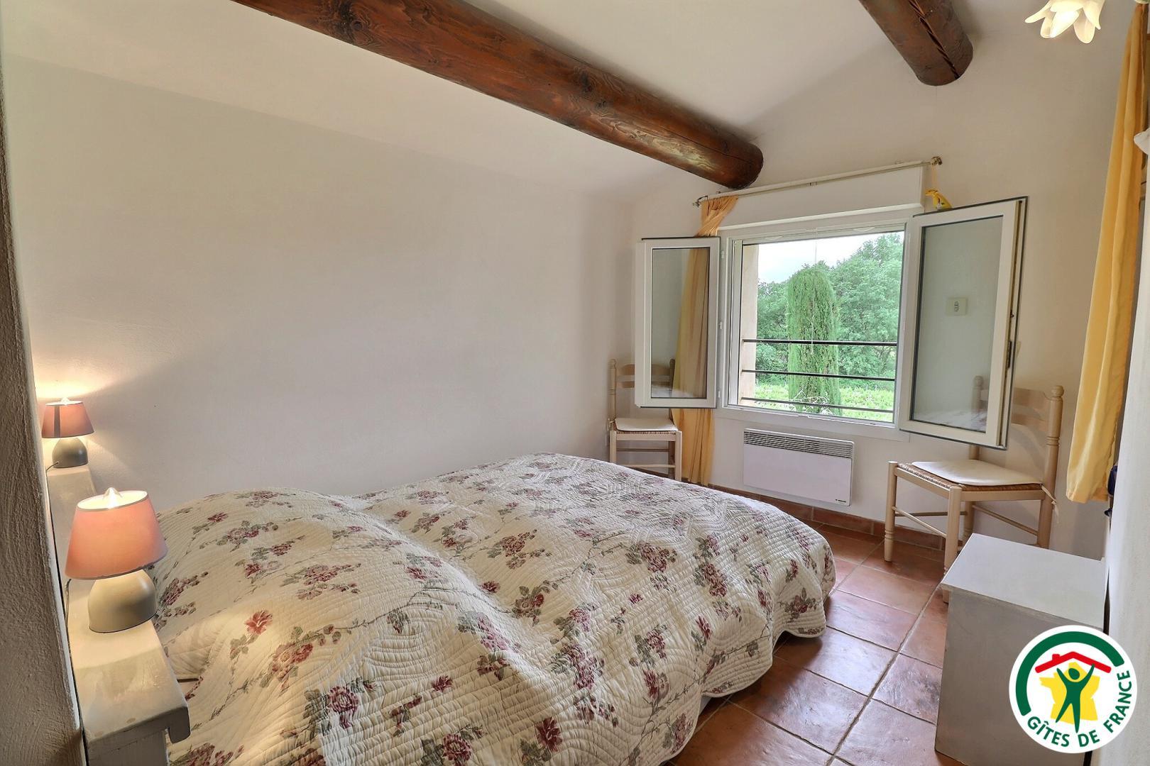 La chambre avec lit double (1x140x190), moustiquaire