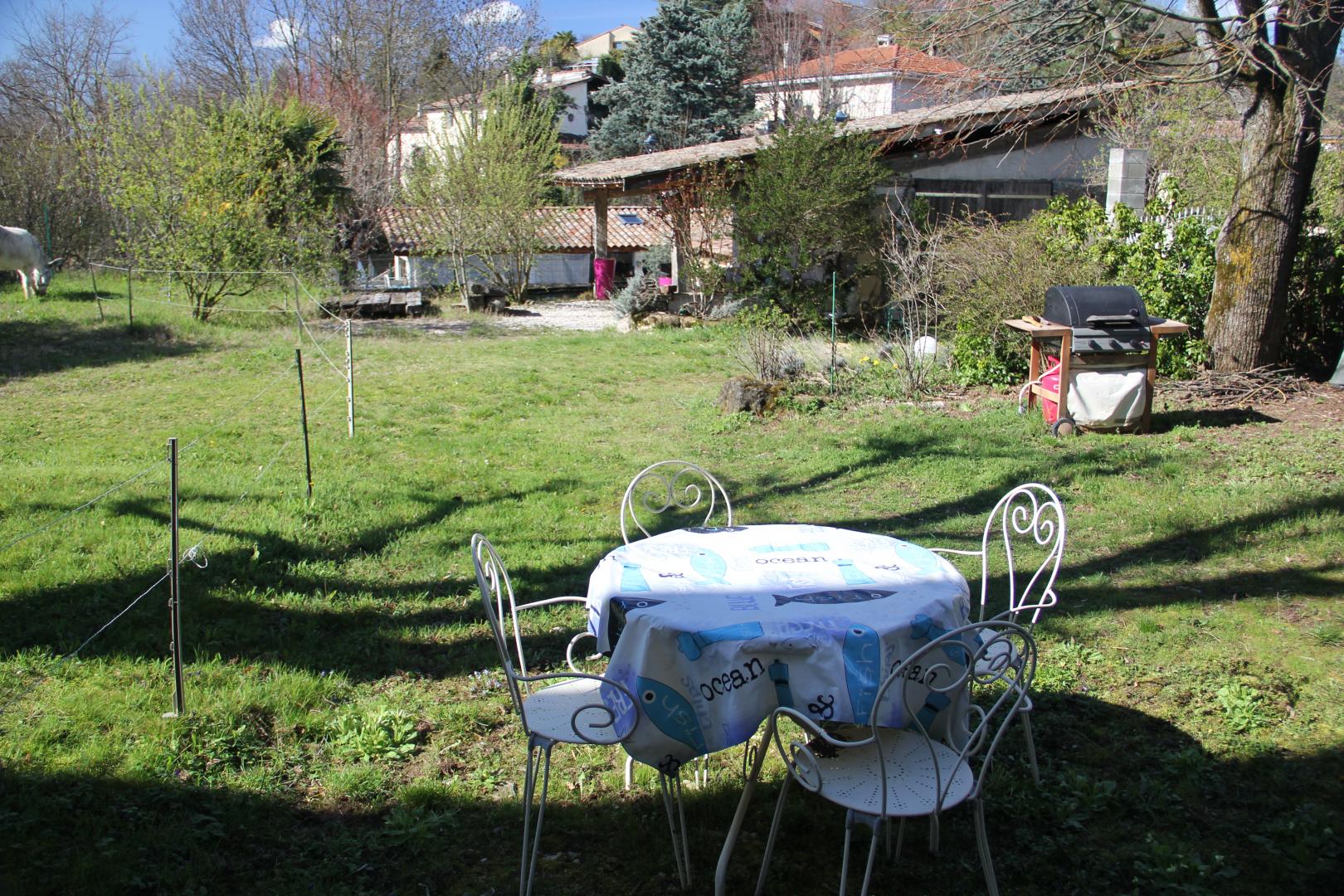 jardin arrière et salon 'quelque part'