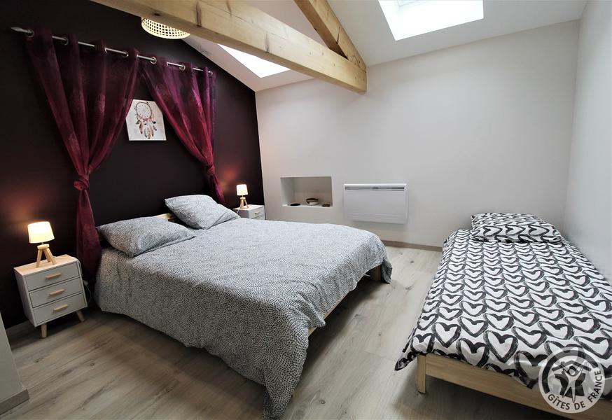 Grand gîte de la Ferme aux escargots, \'L\'Achatine\' à St Romain de Popey (Rhône, Beaujolais, proximité de l\'Arbresle et Tarare) : chambre N° 3 avec ses 2 velux.