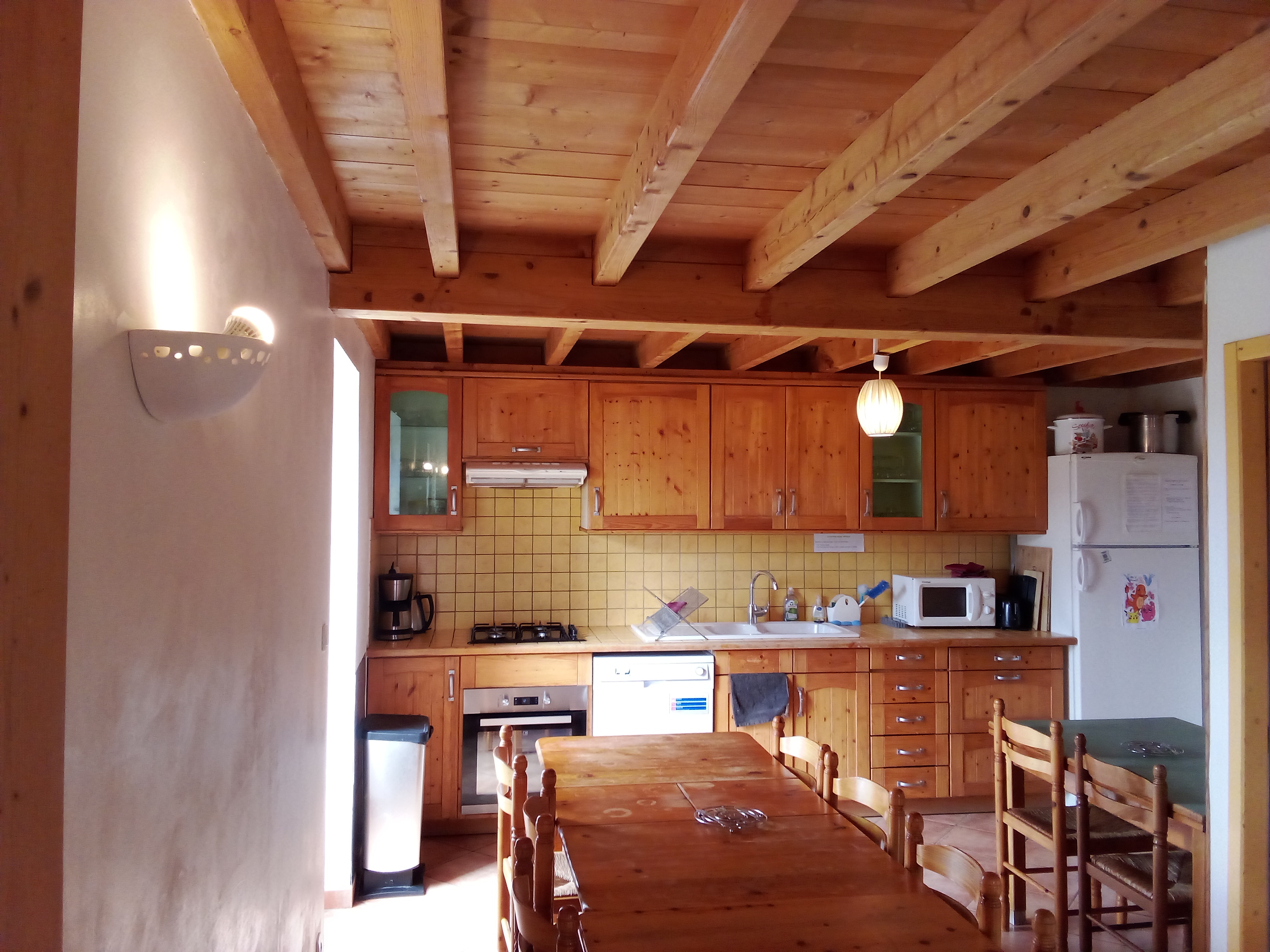 Cuisine en pin bien équipée gîte les Sources à Saint Julien en Vercors