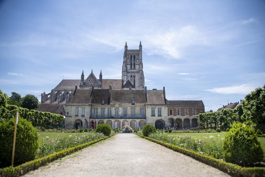 Façade du musée Bossuet depuis le jardin Bossuet Façade du musée Bossuet depuis le jardin Bossuet