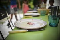 Poterie maison pour un repas en terasse