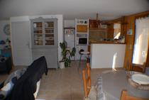 Séjour lumineux avec coin cuisine, canapé, fenêtre