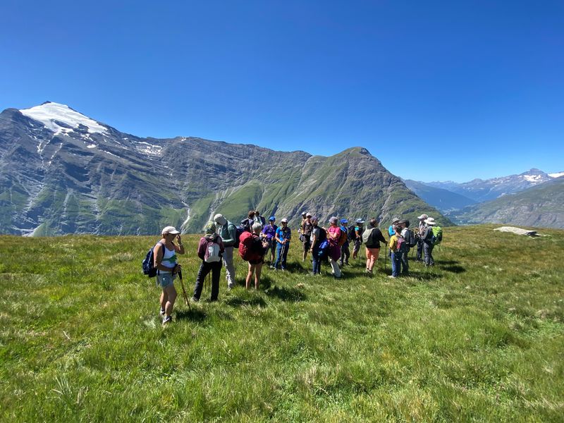 Groupe de randonneurs en été Groupe de randonneurs en été