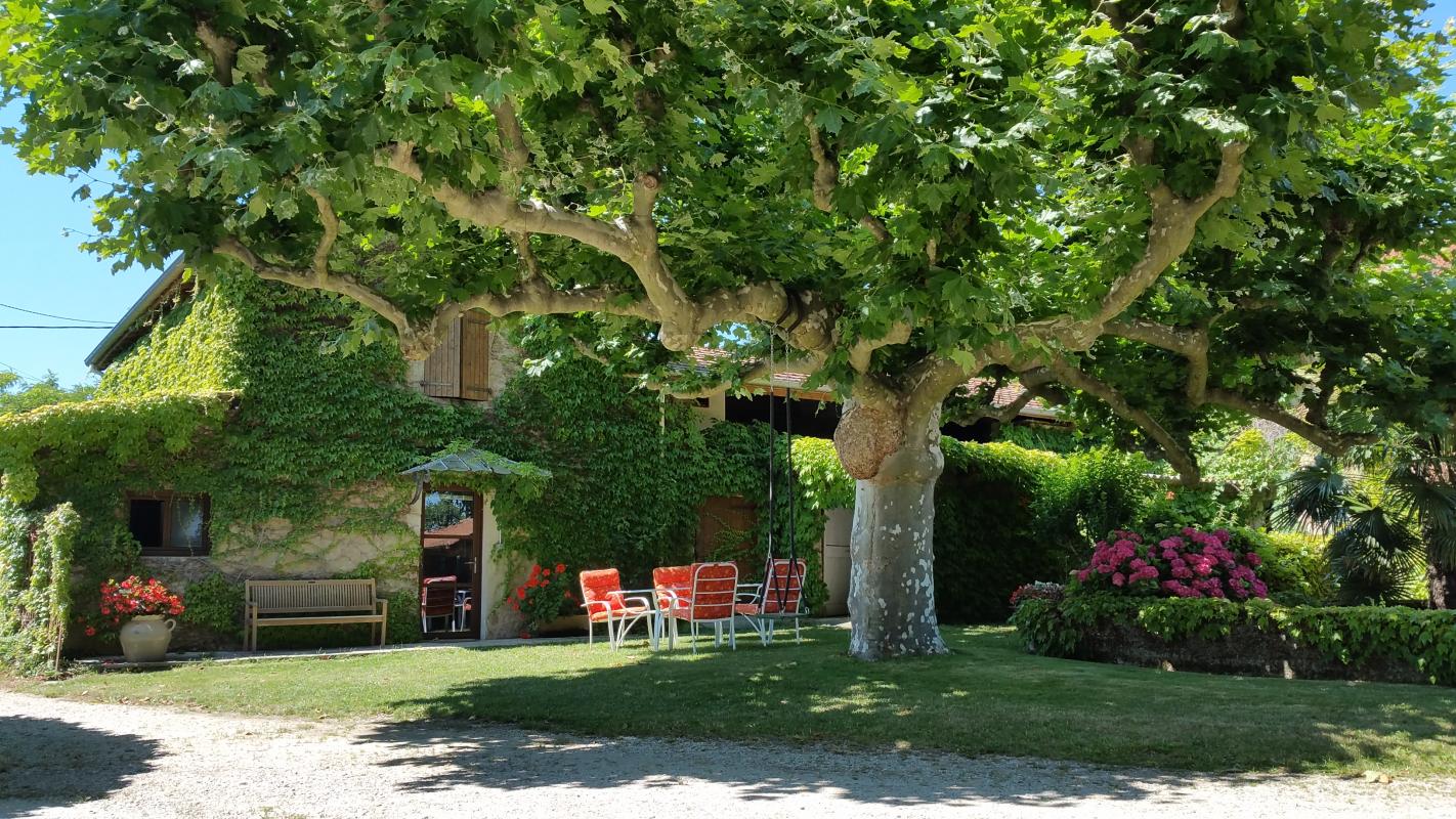 Entrée du gîte et salon de jardin privatif
