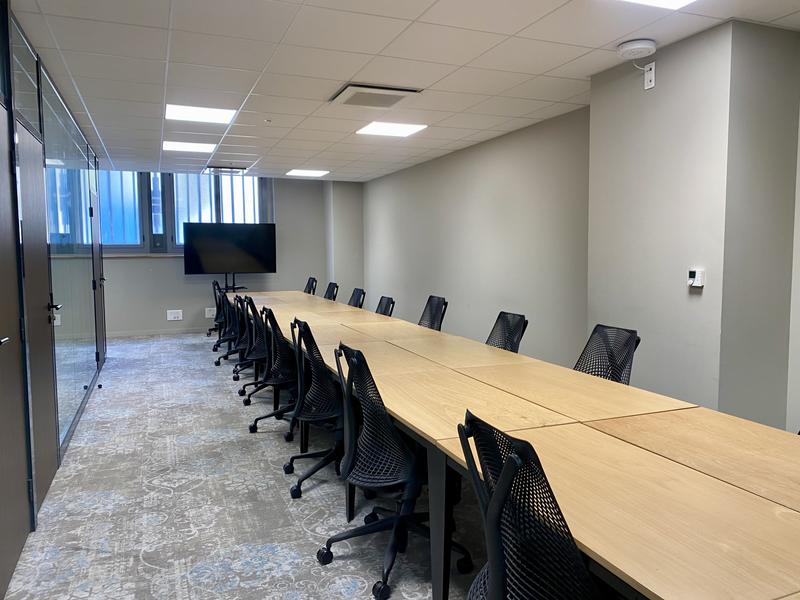 L'Espace Musicien est une salle de réunion pouvant accueillir 16 personnes, idéale pour vos réunions collaboratives, formations ou présentations. Son design moderne et fonctionnel saura répondre à vos besoins professionnels tout en offrant un cadre agréable.