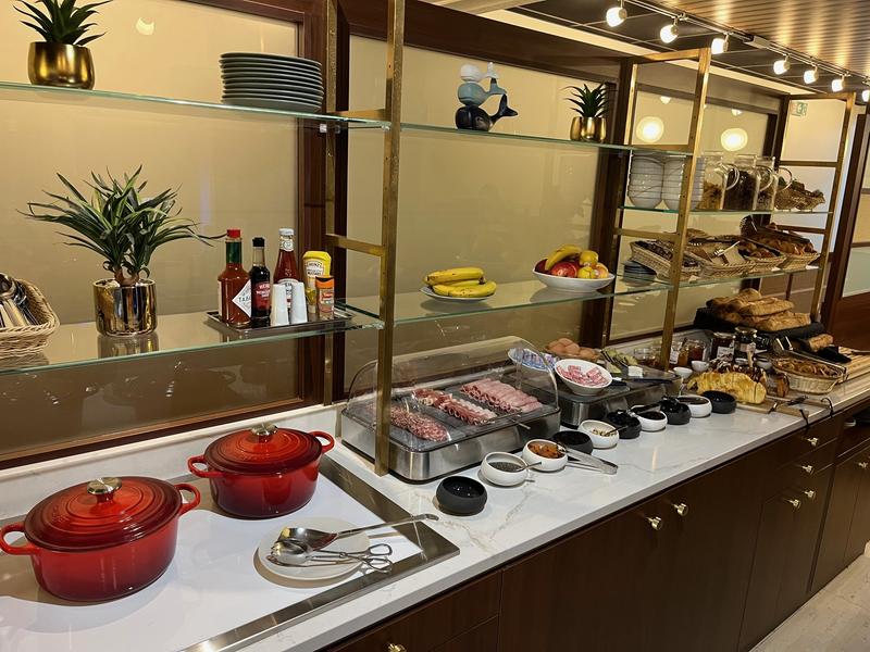 Le buffet du petit-déjeuner avec charcuterie, pains, viennoiseries, fruits, cocottes,  etc.