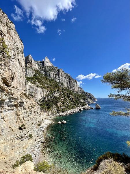 Les Pierres Tombées Calanque de Sugiton