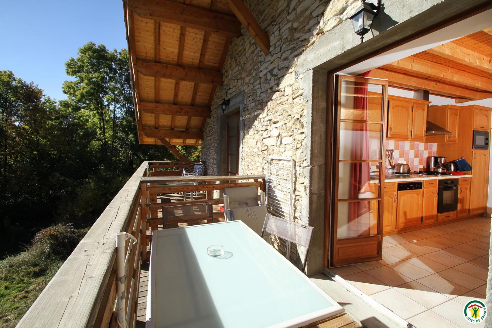 Balcon/terrasse mitoyen à un autre gîte.
Table/chaises et plancha électrique