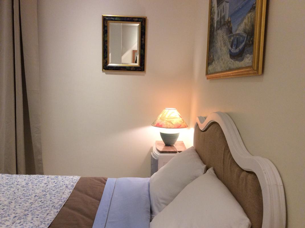 Chambre SOLEIL, fenêtre plein sud sur cour
Lit 2 personnes (140)