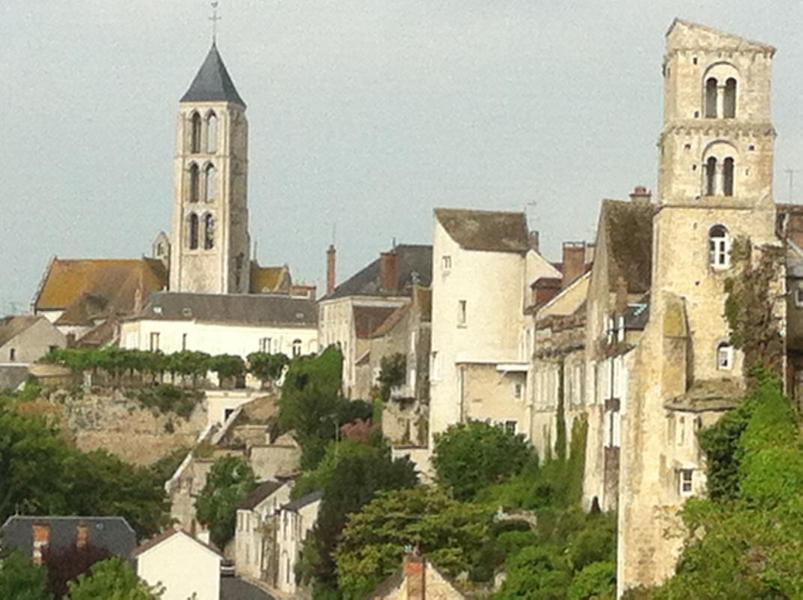 La tour du gîte au milieu, sur les remparts. The gite's tower is in the middle, on the remparts. 