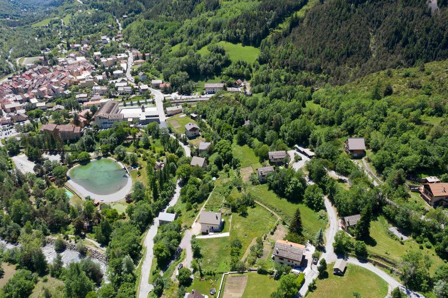 a proximité le village avec le plan d'eau  la base de loisir le telecabine les randonnées, le vélo, le vtt