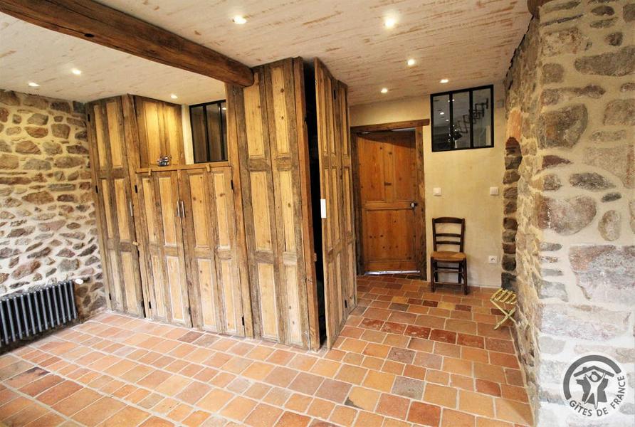 Grand Gîte \'Au Foin Tendre\' à Amplepuis (Rhône - Beaujolais Vert - proximité Lac des Sapins) : hall d\'entrée.