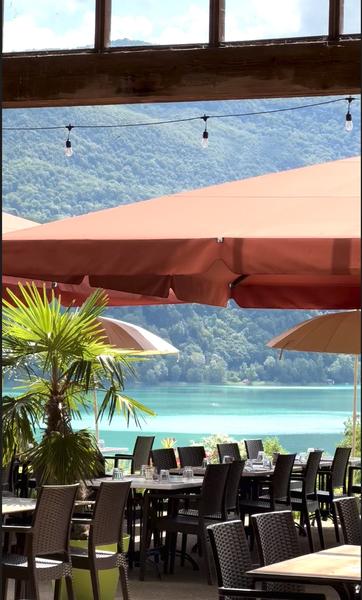 En terrasse vue lac