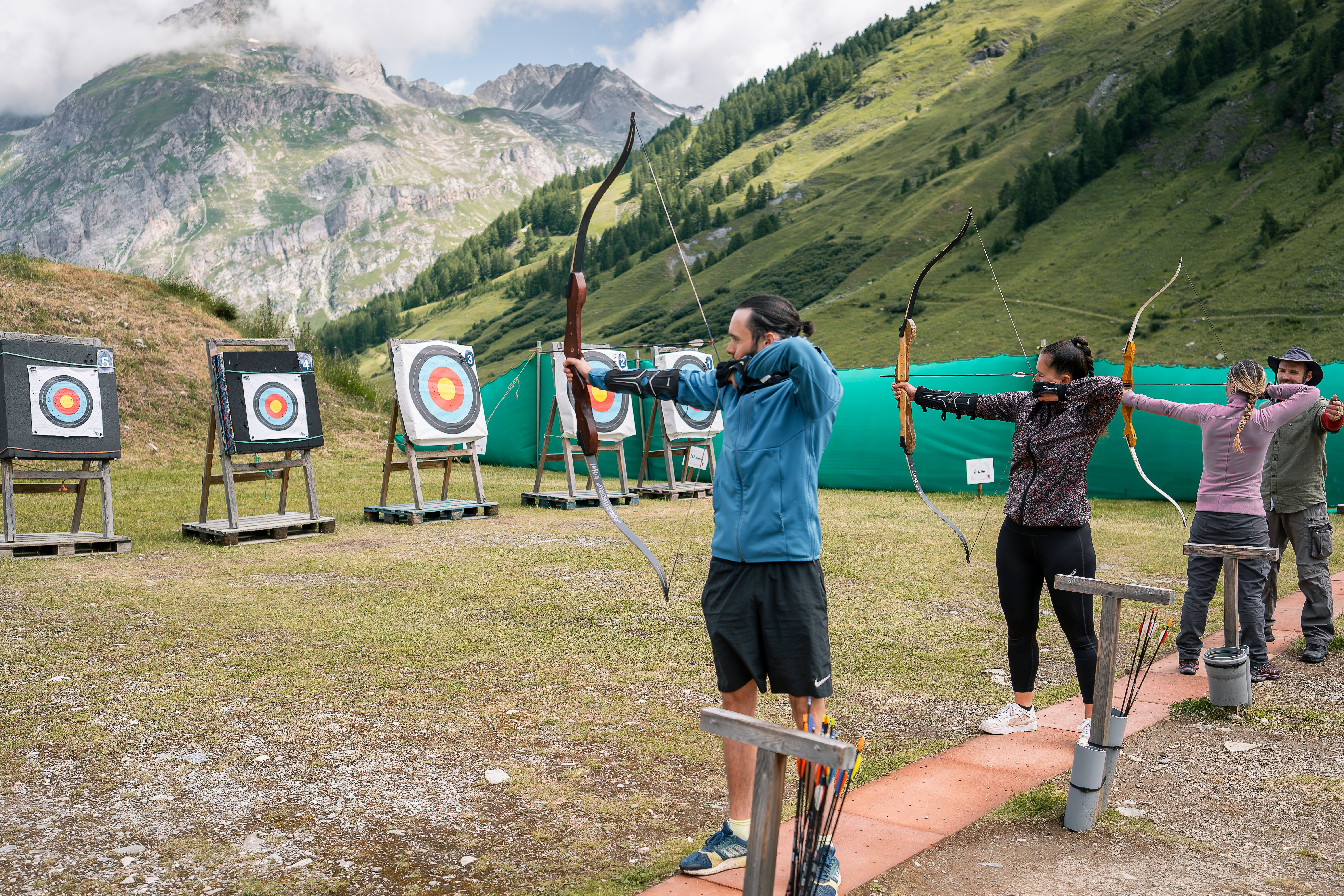 Groupe d'amis qui font du tir à l'arc à Val d'Isère